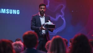 découvrez en exclusivité le casque android xr de samsung, présenté par mkbhd. plongez dans les fonctionnalités innovantes et le design futuriste de cet appareil révolutionnaire qui redéfinit l'expérience immersive.