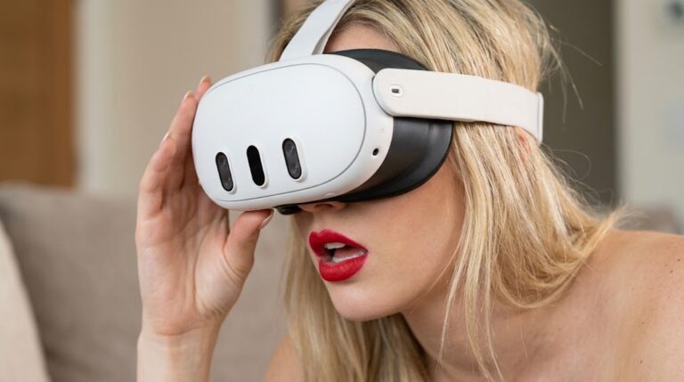 Une ravissante femme en train de regarder du VR Porn avec une casque Meta Quest 3