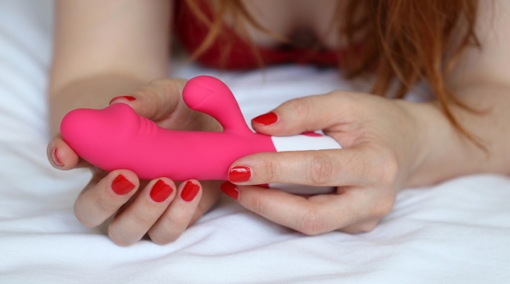 Un sextoy dans les mains d'une femme
