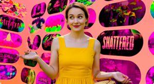 une femme présentant des jeux Meta Horizon+ avec sa main