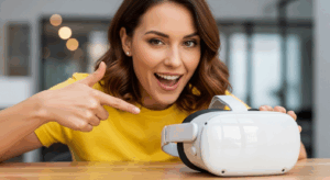 femme pointant de doigt casque VR