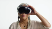 Femme qui porte un casque Steam Frame Valve
