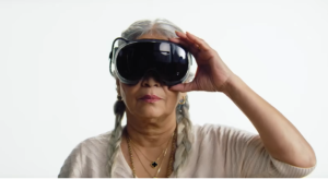 Femme qui porte un casque Steam Frame Valve