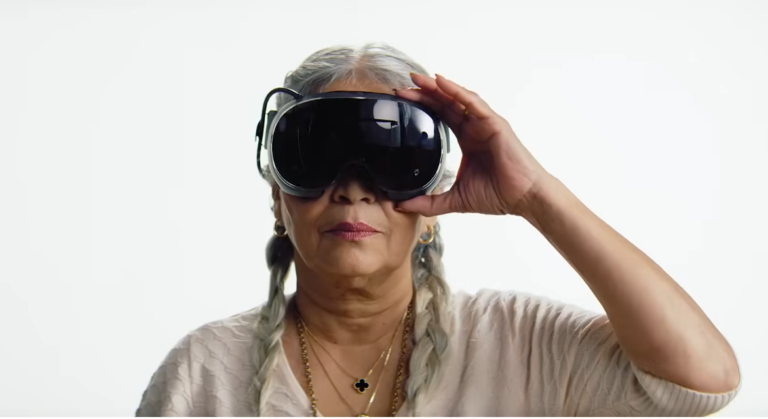 Femme qui porte un casque Steam Frame Valve