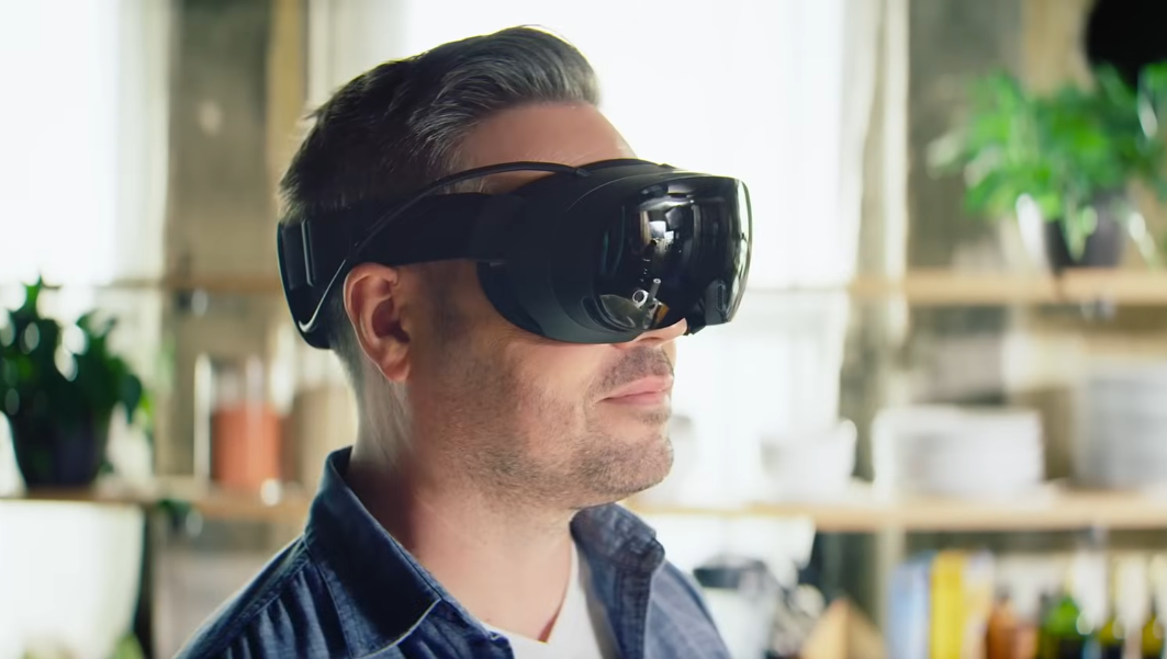 Homme qui porte un casque Steam Frame