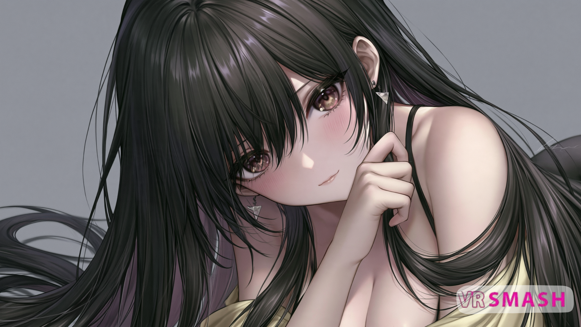 Jeune femme au style manga aux très longs cheveux noirs coiffés d'une frange et aux yeux bruns expressifs, portant des boucles d'oreilles pendantes triangulaires et un vêtement clair dénudant l'épaule.
