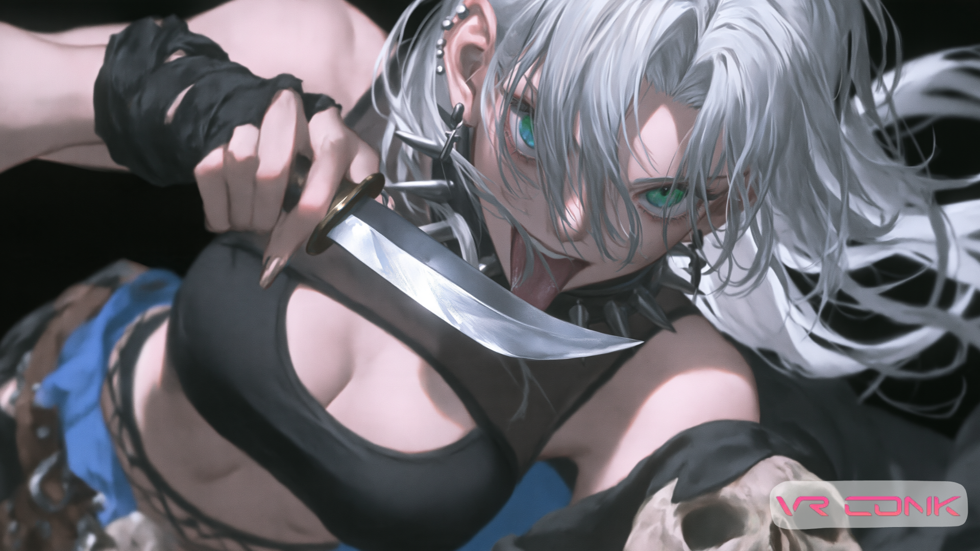 Jeune femme au style anime sombre aux longs cheveux blancs ébouriffés et aux yeux verts perçants, affichant une expression provocatrice la langue tirée près de la lame d'une dague qu'elle brandit, vêtue d'un haut noir à découpe sur la poitrine et d'un collier ras-de-cou à pointes métalliques.