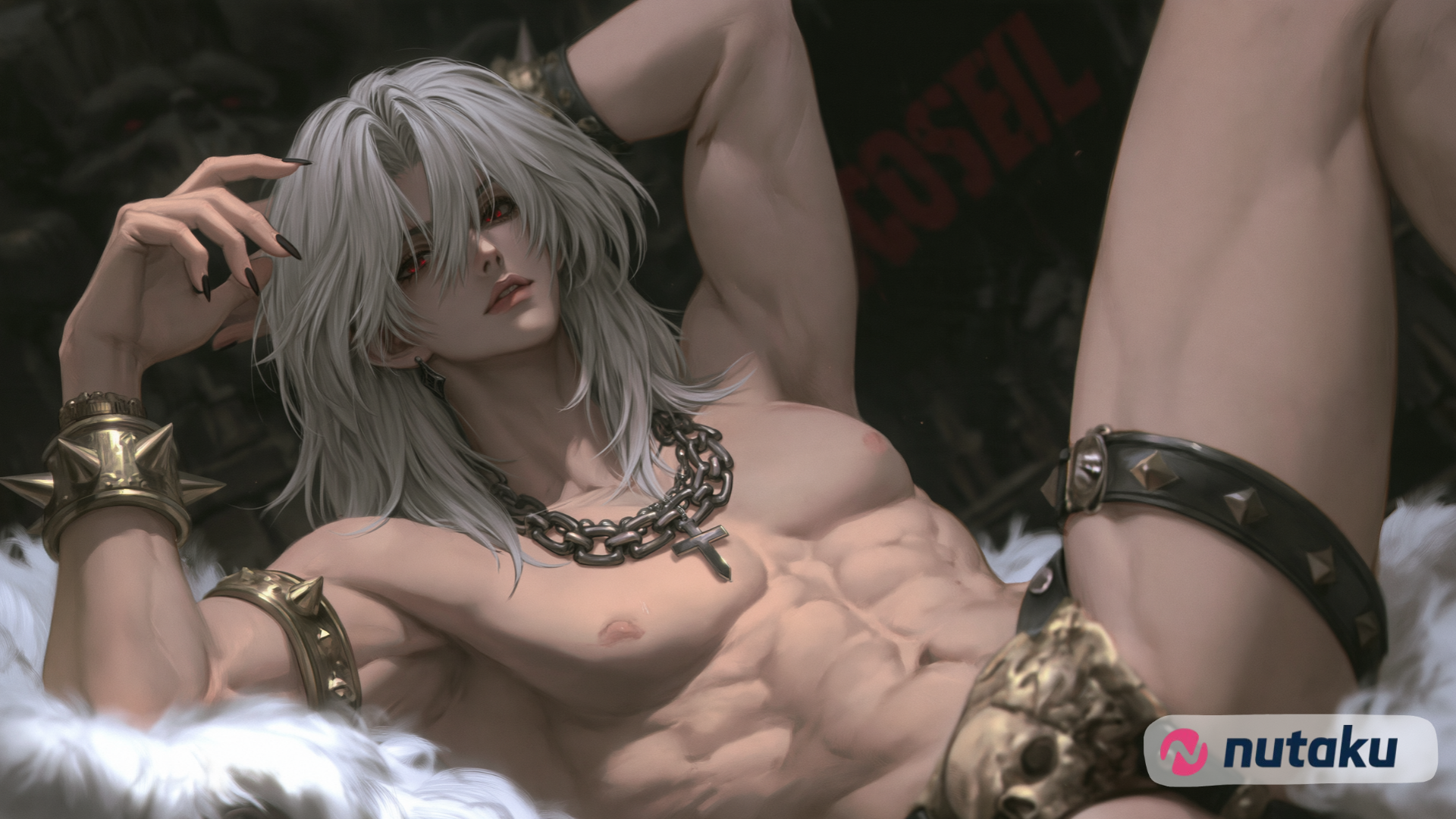 Jeune homme musclé au style anime semi-réaliste aux longs cheveux blancs et aux yeux rouges, allongé torse nu sur une fourrure blanche, paré d'une épaisse chaîne métallique avec une croix, de bracelets dorés à pointes et d'accessoires en cuir d'inspiration gothique.