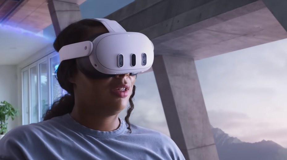 Femme qui porte un casque Meta Quest 3