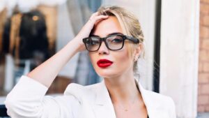 Une femme portant des Meta Ray-Ban