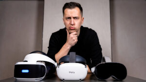 Un homme devant trois casques VR des marques : Meta, Sony et Apple