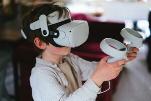 Enfant portant un casque VR