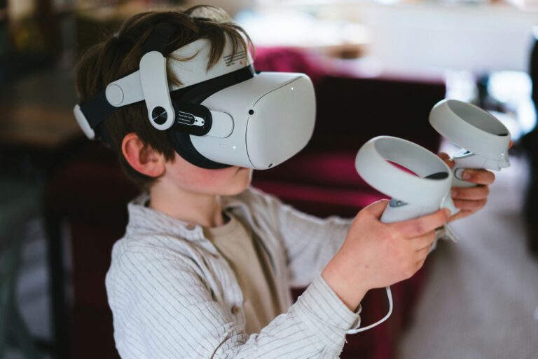 Enfant portant un casque VR