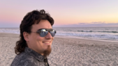 Palmer Luckey portant ses nouvelles lunettes AR