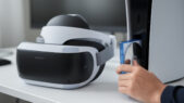 sony annonce le lancement imminent de la psvr 2 et le retour des disques physiques pour la ps5, marquant une nouvelle ère pour les gamers.
