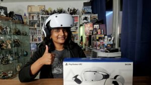 femme qui porte un casque VR PS5 carton du produit posé sur la table