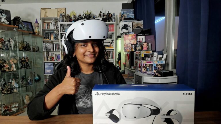 femme qui porte un casque VR PS5 carton du produit posé sur la table
